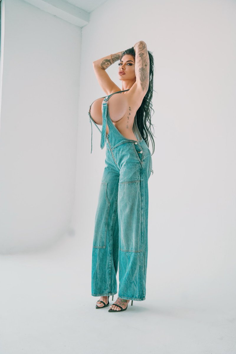 Side bewb Saturday 😂😜