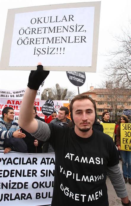 "Okullar öğretmensiz, öğretmenler işsiz!"

Atanmayan öğretmenler seslerini #ÖğretmeneKabineden68BinAtama hastagi ile duyuruyor.
