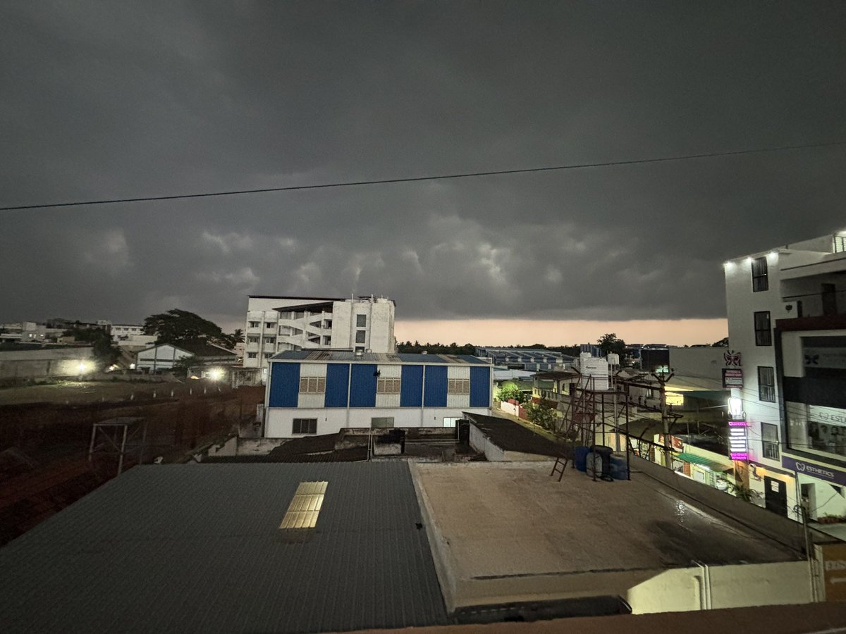 kanthisback's tweet image. Is CLOUD SEEDING - ARTIFICIAL RAIN. Happening in #Coimbatore ?

Very artificial sky ! 

Bright sky dark sky.Line border drawn

Kindly follow explain this.
Check pics 2 hrs before &amp;amp; now
@praddy06 
@AAI_Official @CollectorCbe @CbeCorp @aaicbeairport 

#cloudseeding #artificialRain