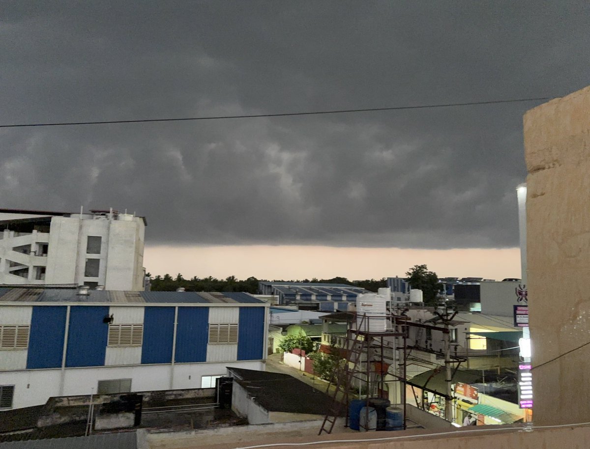 kanthisback's tweet image. Is CLOUD SEEDING - ARTIFICIAL RAIN. Happening in #Coimbatore ?

Very artificial sky ! 

Bright sky dark sky.Line border drawn

Kindly follow explain this.
Check pics 2 hrs before &amp;amp; now
@praddy06 
@AAI_Official @CollectorCbe @CbeCorp @aaicbeairport 

#cloudseeding #artificialRain