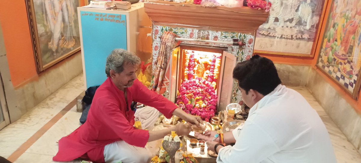 आज हनुमान जन्मोत्सव पर नौगांव में पॉलीटेक्निक हनुमान मंदिर में चल राए भंडारे में शामिल हुए