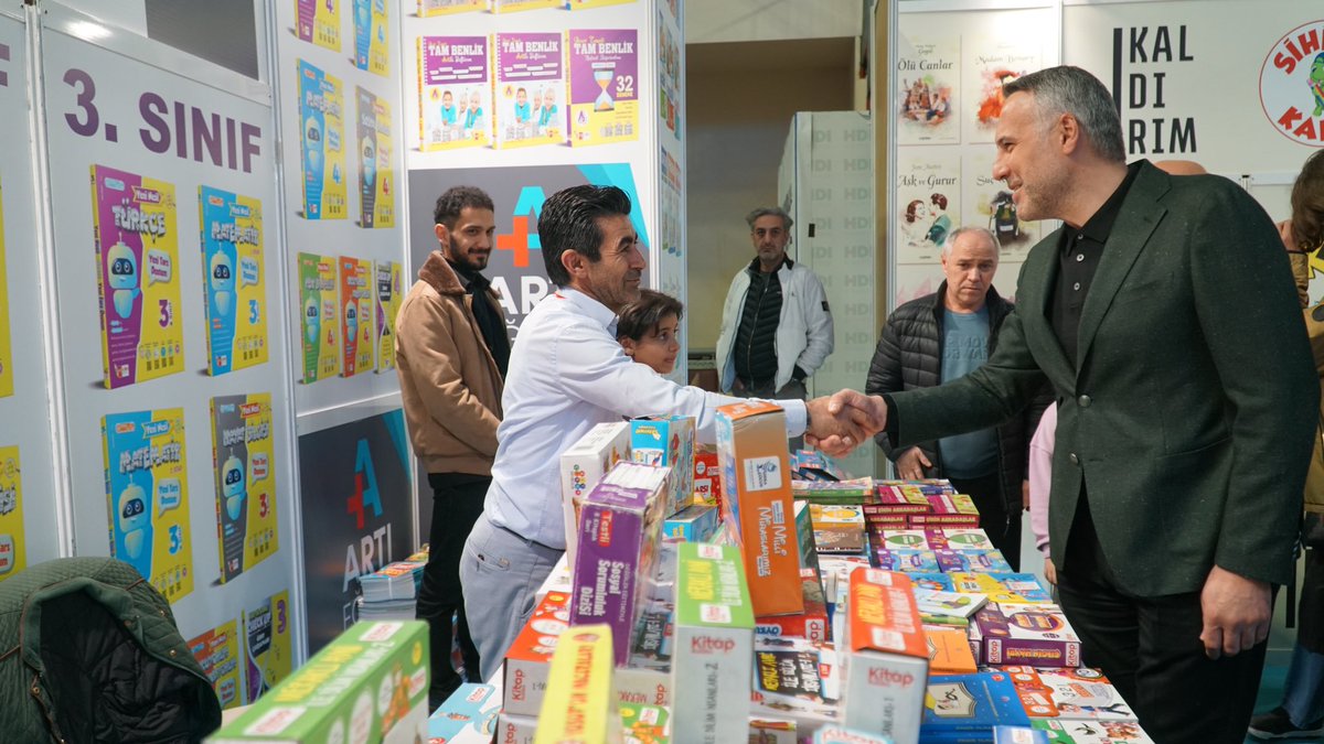 yunustever's tweet photo. Kitapların birleştirici gücüne Serdivan’da şahitlik etmeye devam ediyoruz. 

Hemşehrilerimizin yoğun ilgisiyle gerçekleşen fuarda, yayınevi stantlarını gezip birbirinden değerli eserleri yakından inceleme ve kıymetli sohbetler gerçekleştirme fırsatımız oldu.

Yarın sona erecek olan Serdivan Kitap Fuarı için emek veren, katkı sunan herkese teşekkür ediyorum. #SerdivanKitapFuarı 📚