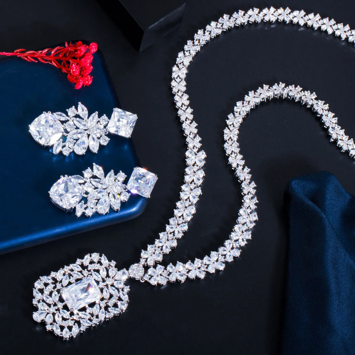 SwipeKart's tweet photo. ✨ Add instant glam to any look! This emerald green &amp; diamond-style jewelry set is perfect for weddings, parties, or nights out. Shine like royalty 👑💎 https://t.co/4owOOQC5Ae