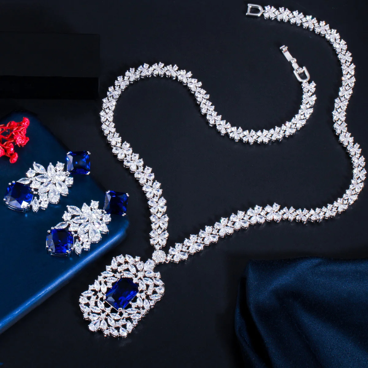 SwipeKart's tweet photo. ✨ Add instant glam to any look! This emerald green &amp; diamond-style jewelry set is perfect for weddings, parties, or nights out. Shine like royalty 👑💎 https://t.co/4owOOQC5Ae