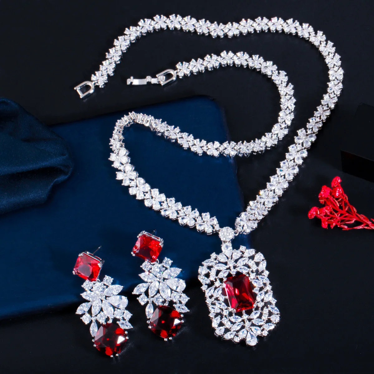 SwipeKart's tweet photo. ✨ Add instant glam to any look! This emerald green &amp; diamond-style jewelry set is perfect for weddings, parties, or nights out. Shine like royalty 👑💎 https://t.co/4owOOQC5Ae