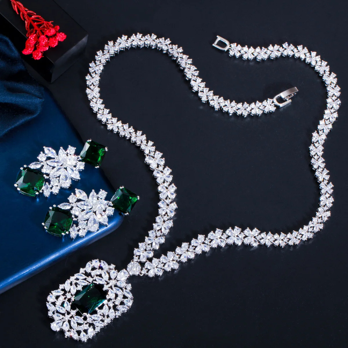 SwipeKart's tweet photo. ✨ Add instant glam to any look! This emerald green &amp; diamond-style jewelry set is perfect for weddings, parties, or nights out. Shine like royalty 👑💎 https://t.co/4owOOQC5Ae