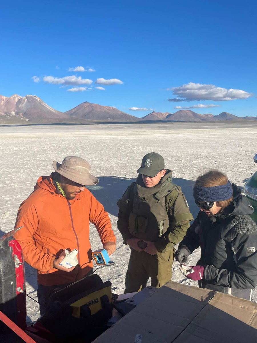 CarabTarapaca's tweet photo. #Ujina Carabineros de la Tenencia Ujina (F) brindan apoyo y resguardo a científicos del @AMTCUChile en la instalación de sismógrafos en las cercanías del volcán Irruputuncu, una labor que permite investigar la presencia de hidrógeno en el altiplano.
#CarabinerosDeTodos https://t.co/lzaa0trMm4