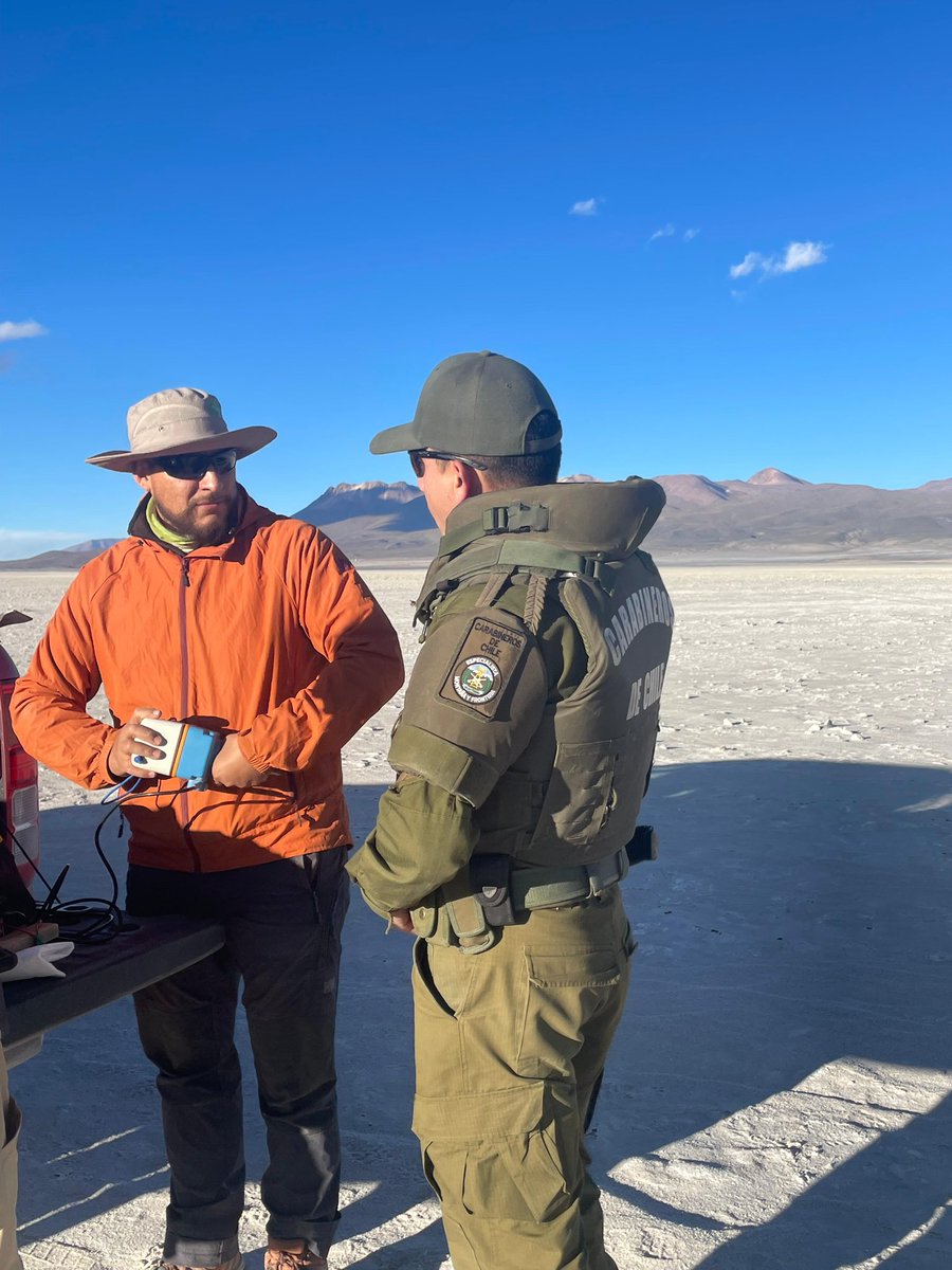 CarabTarapaca's tweet photo. #Ujina Carabineros de la Tenencia Ujina (F) brindan apoyo y resguardo a científicos del @AMTCUChile en la instalación de sismógrafos en las cercanías del volcán Irruputuncu, una labor que permite investigar la presencia de hidrógeno en el altiplano.
#CarabinerosDeTodos https://t.co/lzaa0trMm4
