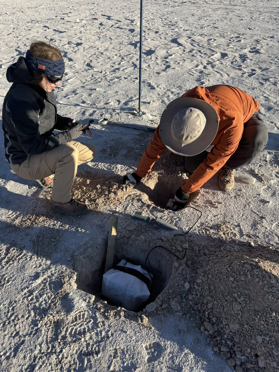 CarabTarapaca's tweet photo. #Ujina Carabineros de la Tenencia Ujina (F) brindan apoyo y resguardo a científicos del @AMTCUChile en la instalación de sismógrafos en las cercanías del volcán Irruputuncu, una labor que permite investigar la presencia de hidrógeno en el altiplano.
#CarabinerosDeTodos https://t.co/lzaa0trMm4