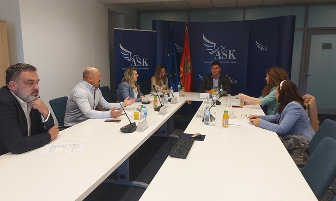 CGOCCE's tweet photo. Pravda na čekanju, privilegije po hitnom postupku
#CGO traži od @ASK_CrnaGora da hitno postupi po našem zahtjevu za utvrđivanje sukoba interesa i neetičkog ponašanja Mladena Tomovića, člana Savjeta ASK-a, koji zastupa #CGES protiv same ASK (!) u sudskom postupku.
📍 Umjesto da štiti javni interes i zviždače koji prijavljuju zloupotrebe – Tomović zastupa državno preduzeće protiv institucije čiji je jedan od ključnih ljudi, što je direktan sukob interesa.
👉Podsjećamo: #CGO je zahtjev podnio prije više od 40 dana, a od #ASK i dalje nema ni informacije da li je predmet razmatran, niti u kojoj je fazi postupak. Takođe, prije 6 mjeseci CGO je podnio i inicijativu da se sistemski riješi pitanje sukoba interesa svih onih koji sjede u savjetima i radnim tijelima, a istovremeno imaju ugovore sa državnim firmama. Na to smo dobili kao odgovor - muk iz #ASK.
❗Ali, kad treba hitro – ASK zna da reaguje! Za mišljenje o spornom Sporazumu Vlade Crne Gore sa UAE, koji je izazvao žestoke reakcije u javnosti, ASK-u je trebalo svega 24h.
📌 Ovakvo selektivno postupanje ozbiljno dovodi u pitanje kredibilitet ASK-a i standarde koje je novo rukovodstvo obećavalo.
#CGO očekuje da novo rukovodstvo #ASK pokaže da poštuje zakon, a ne da bira kome, kad i kojim sadržajem odgovara – u zavisnosti od političkih ili drugih interesa.