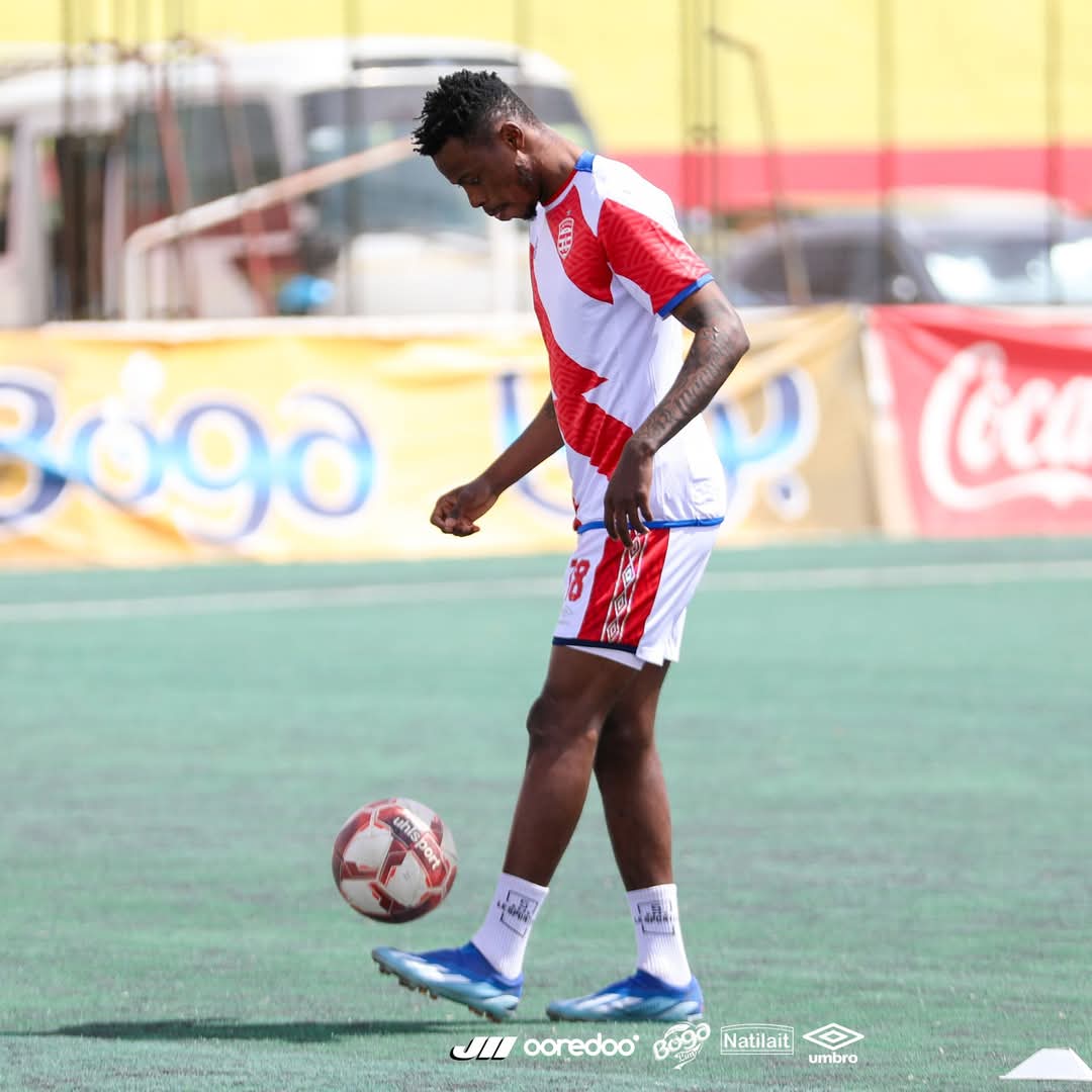 TeamCA_Officiel's tweet photo. ✦ Warm up #ForzaCA ⚽✌️

#ESMCA | #TeamCA 🔴⚪ https://t.co/pv5OJYBpAx