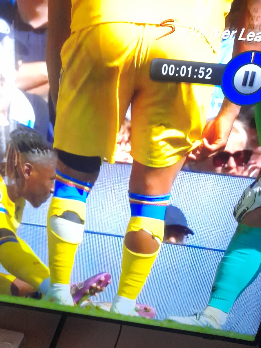 EManyiki's tweet photo. Want went wrong here for a professional player  in a big team like Crysyal Palace wear such socks ? https://t.co/22CzTXDe9a