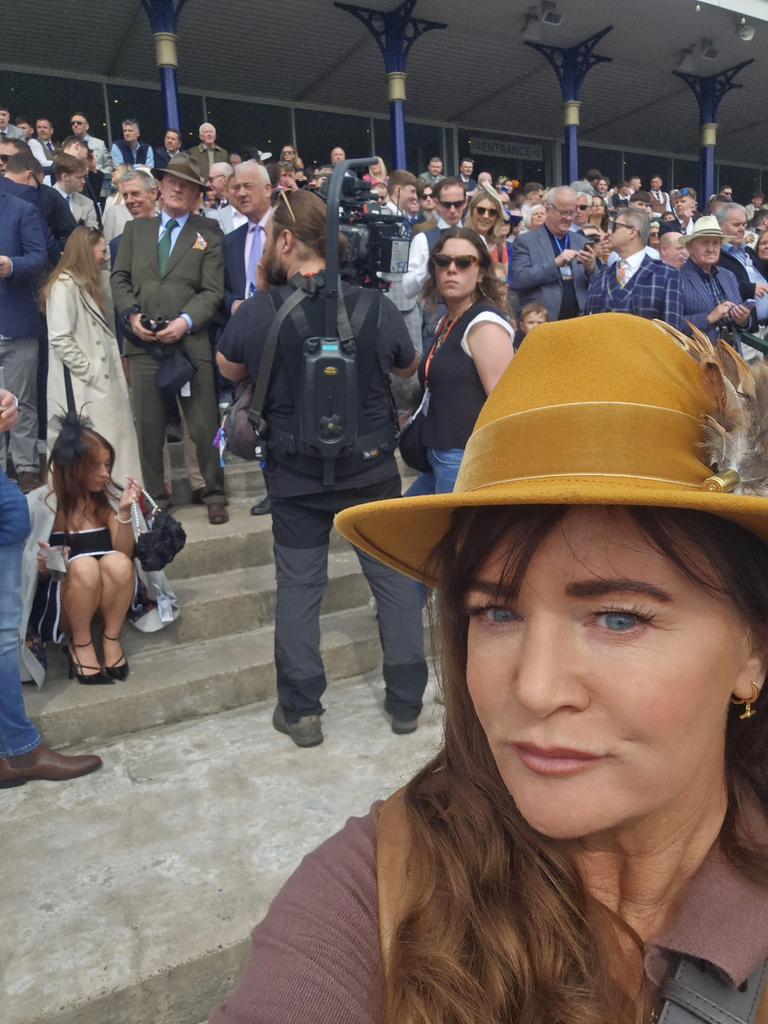 Good crowd at <a href="/ayrracecourse/">Ayr Racecourse</a> 
today.☘️