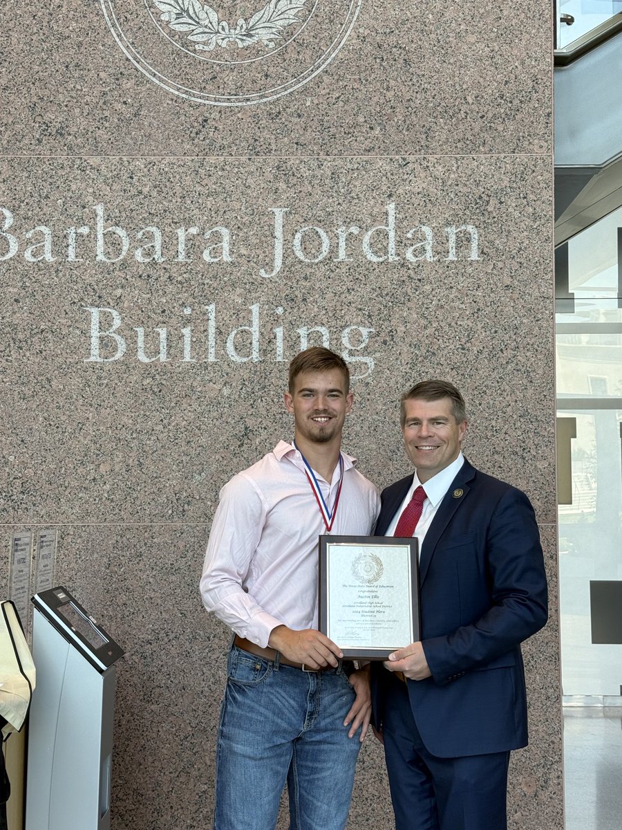 AaronKinseyTX's tweet photo. Pumped to meet District 15’s Student Hero from 2024. From #levelland to ⁦@UTAustin⁩, Austin is a servant for his community. Congratulations! #txed ⁦@TXSBOE⁩ https://t.co/iz3OAhZqRE