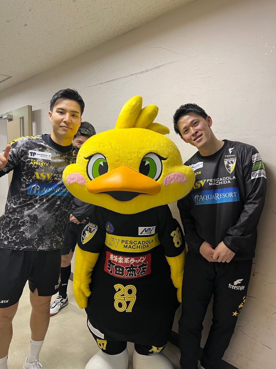 グッドーラ 👍🏻

今日はげんすけのお誕生日なのラ🎉
昨シーズン戻ってきてくれて
またチームメイトになれて
嬉しかったのラ🐥
これからもよろしくなのラ🤝

#ペスカドーラ町田
#マスコット
#ドーラくん
#ペスカドーラ町田ファミリー💛
#共闘🔥
#AllforMACHIDA
#Fリーグ