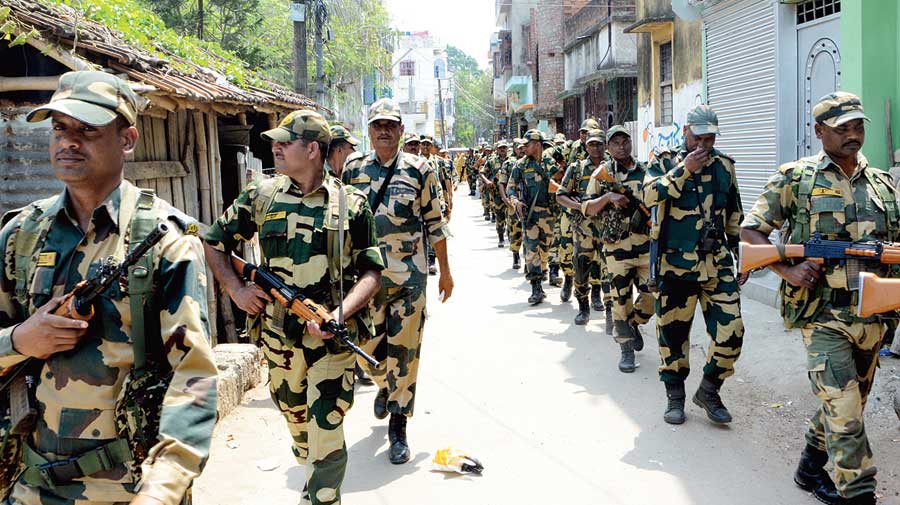 NewsAlgebraIND's tweet photo. BIG BREAKING NEWS 🚨 Calcutta High Court orders IMMEDIATE deployment of Central Forces in Murshidabad. 

Father-son Hargobind Das and Chandan Das have been killed in large scale violence on Friday in West Bengal's Murshidabad.

Suvendu Adhikari demands NIA investigation into Murshidabad violence.
