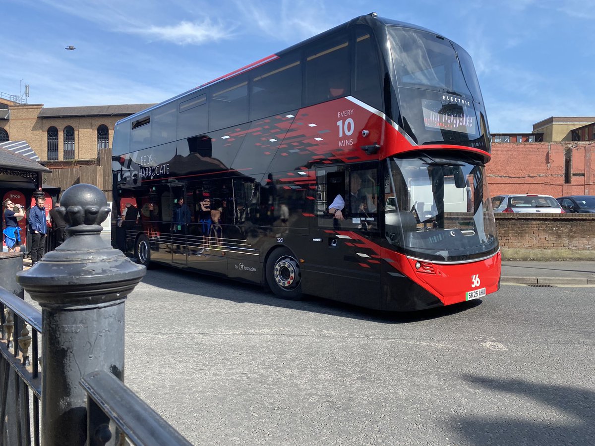 JoshHar13839413's tweet photo. Making use of this glorious weather with a trip to Harrogate, greeted by a gleaming fleet of new electric vehicles 🍃 with gen 4 of the luxury @harrogatebus 36 continuing it’s prestigious history of @creatingdesire over the past 22 years 🖤❤️ https://t.co/bInviAc5lx