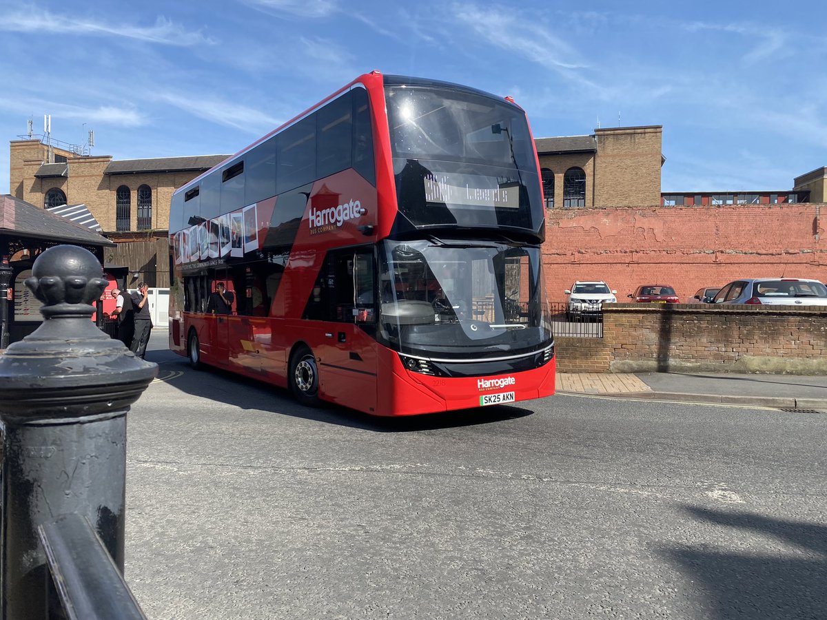 JoshHar13839413's tweet photo. Making use of this glorious weather with a trip to Harrogate, greeted by a gleaming fleet of new electric vehicles 🍃 with gen 4 of the luxury @harrogatebus 36 continuing it’s prestigious history of @creatingdesire over the past 22 years 🖤❤️ https://t.co/bInviAc5lx