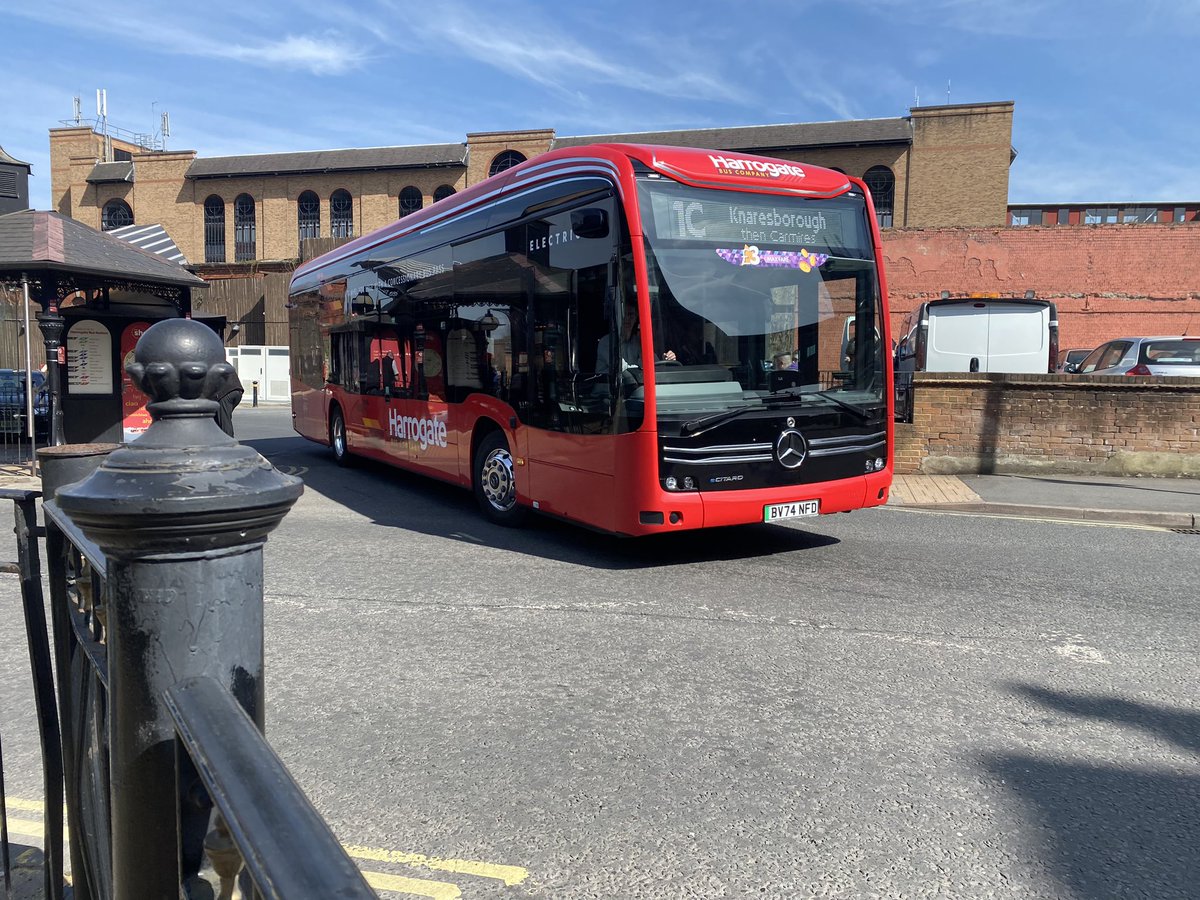 JoshHar13839413's tweet photo. Making use of this glorious weather with a trip to Harrogate, greeted by a gleaming fleet of new electric vehicles 🍃 with gen 4 of the luxury @harrogatebus 36 continuing it’s prestigious history of @creatingdesire over the past 22 years 🖤❤️ https://t.co/bInviAc5lx