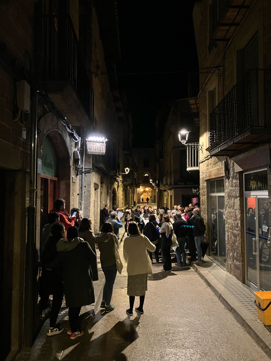 Ahir a la nit vam sortir a cantar 🗣️ el Cant de la Passió per places i carrers de la ciutat.

🕯️Una forma senzilla però sentida de mantenir viu aquest cant popular el darrer divendres de Quaresma.

I un acte d'estima i record cap aquells qui ens han precedit en aquest costum. 🩷