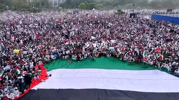 MDMasumProdhan5's tweet photo. From the river to the sea, #PalestineWillBeFree 

ঐক্যবদ্ধ💥এই ঐক্য একমাত্র আল্লাহকে খুশি করার
 জন্য ✊
মার্চ ফর গা*জা: ঢাকায় লাখো মানুষের ঢল 🇵🇸🇧🇩 https://t.co/CqcjGn3JWo