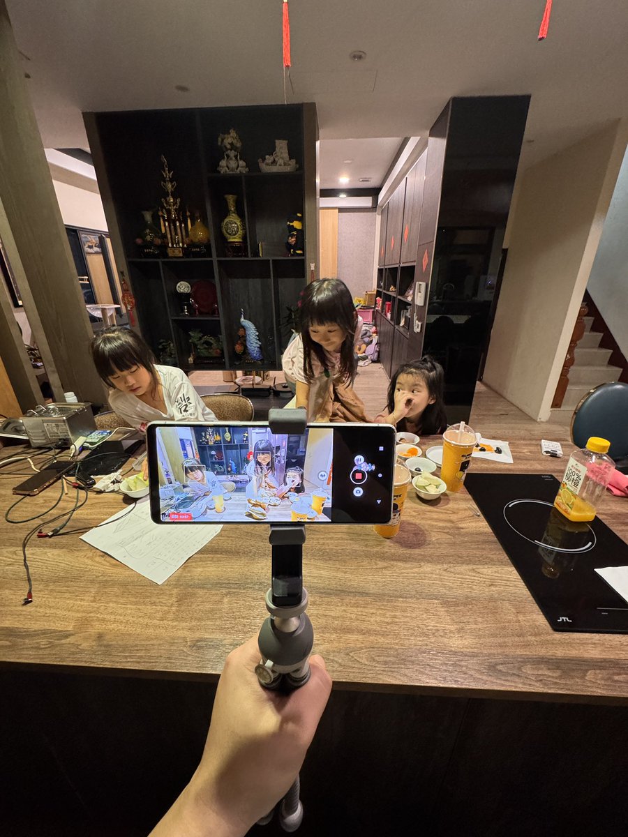 二姐說：爸爸你幫我們拍影片
我就在思考我什麼時候開兒童頻道了..
然後我默默的幫他們拍了20分鐘..
