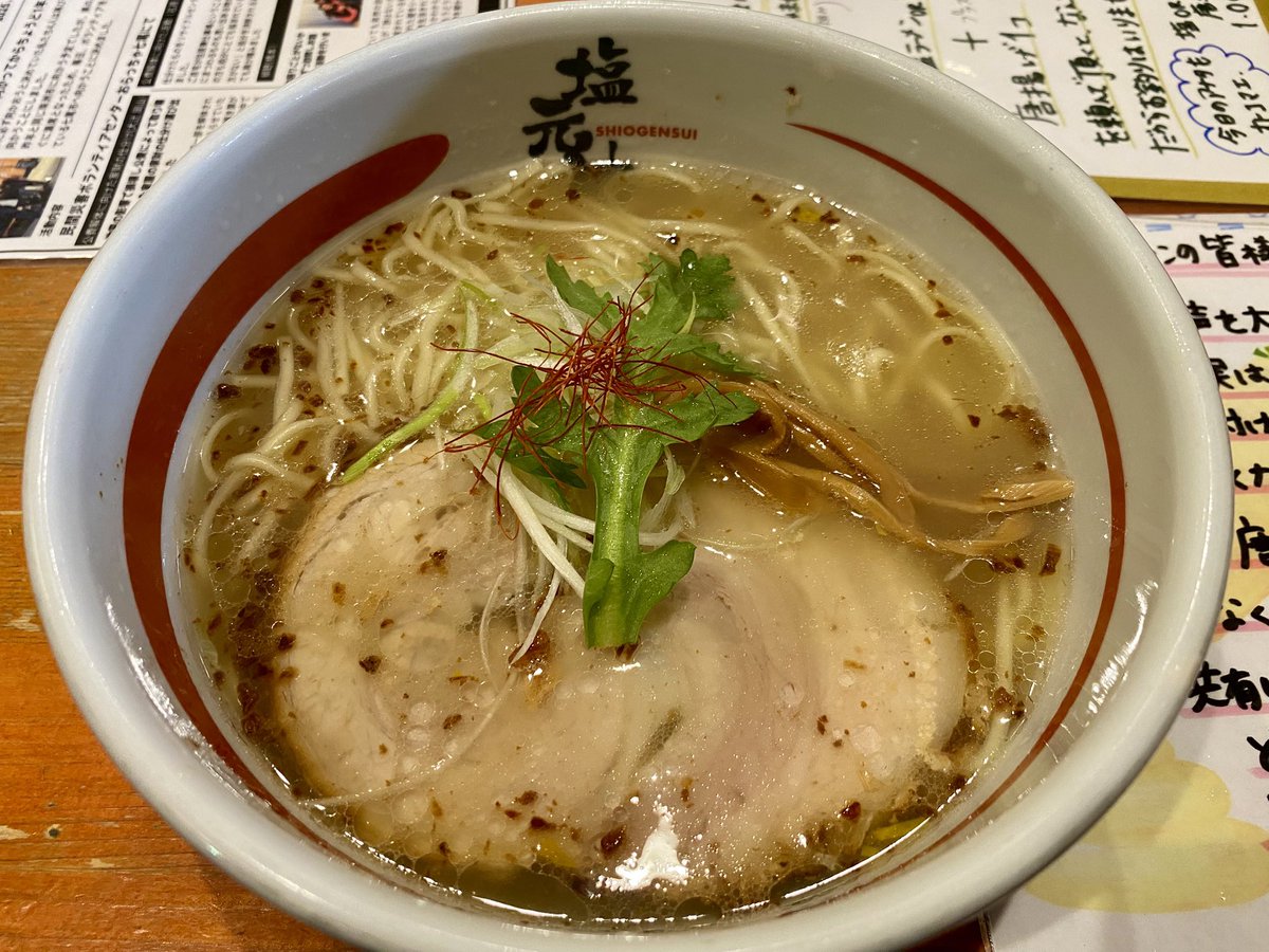 pisc_tea's tweet photo. 2025/04/12
五箇荘
#東近江塩元帥
『天然塩ラーメン』

塩スープの塩味、旨味がバランス良く
柚子の香りも心地よい。
細麺が塩スープとマッチしてクセになる✨️

塩スープはくどくないから飽きがこない。
これはリピートしたくなる！！

#塩元帥 
#五個荘 
#東近江市
#滋賀県 https://t.co/ae6OcxG5lN
