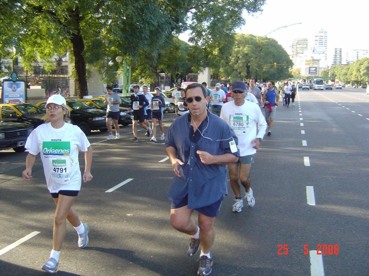 Hoy mi peso acusa 0,107 toneladas, exactamente igual que en esta carrera de 10 kilómetros correspondiente a las Fiestas Mayas del 25/5/2006, hace 19 años, foto sobre Libertador en el kilómetro 3,2. Pero el drama es que la ropa que archivé de esa época hoy directamente se me cae.