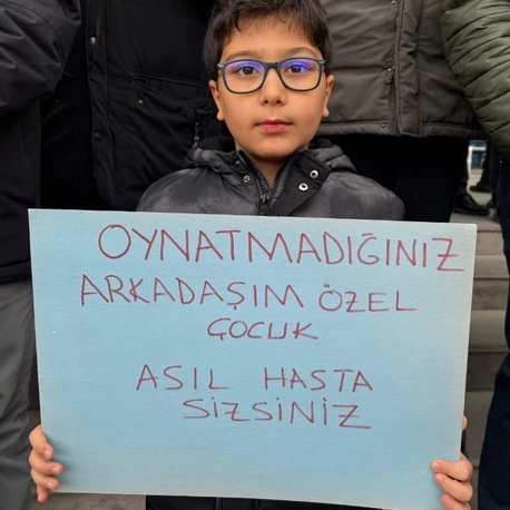 Down sendromlu çocuğun alınmadığı oyun alanı önünde protestoda bulunuldu.