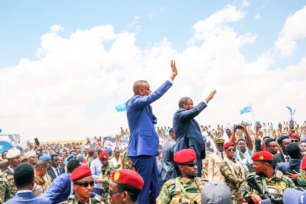 AhmedMoFiqi's tweet photo. Today’s official &amp; heartfelt reception of the PM Hamza &amp; his delegation in Las anod reflects the triumph of unity over division, as the people reaffirm their bond with their legitimate government — marking a significant step toward enduring stability &amp; sustainable development. https://t.co/aAPT7vxWh4