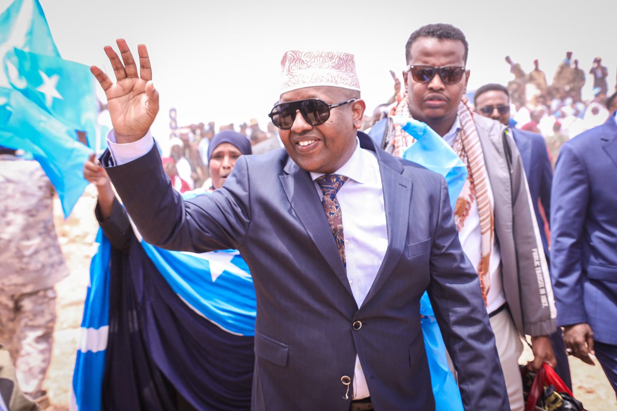 AhmedMoFiqi's tweet photo. Today’s official &amp; heartfelt reception of the PM Hamza &amp; his delegation in Las anod reflects the triumph of unity over division, as the people reaffirm their bond with their legitimate government — marking a significant step toward enduring stability &amp; sustainable development. https://t.co/aAPT7vxWh4