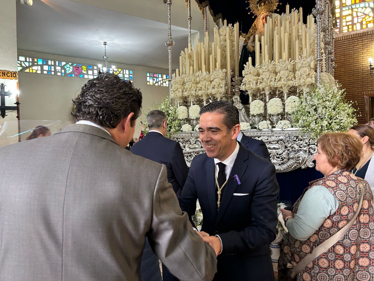 VOX_SevCapital's tweet photo. Con la querida Hermandad del Divino Perdón del Parque Alcosa @HdaDivinoPerdon, presentando nuestros respetos a María Santísima de la Purísima Concepción y Santo Cáliz de Nuestro Padre Jesús del Divino Perdón. 

Con nuestro deseo de un feliz #SabadoDePasión https://t.co/gDMvFq7xOX