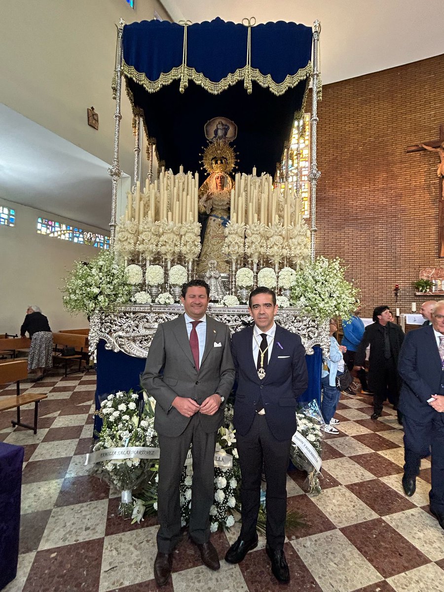 VOX_SevCapital's tweet photo. Con la querida Hermandad del Divino Perdón del Parque Alcosa @HdaDivinoPerdon, presentando nuestros respetos a María Santísima de la Purísima Concepción y Santo Cáliz de Nuestro Padre Jesús del Divino Perdón. 

Con nuestro deseo de un feliz #SabadoDePasión https://t.co/gDMvFq7xOX
