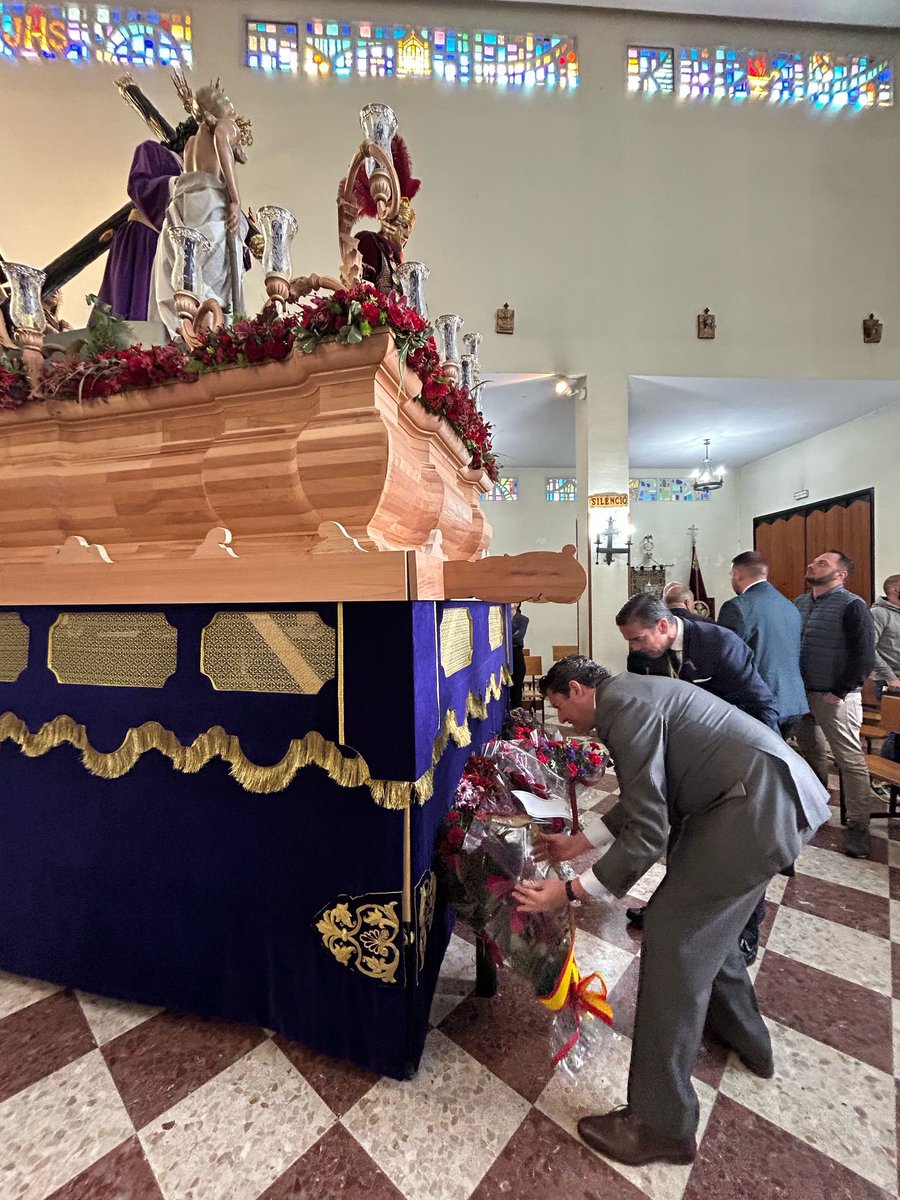 VOX_SevCapital's tweet photo. Con la querida Hermandad del Divino Perdón del Parque Alcosa @HdaDivinoPerdon, presentando nuestros respetos a María Santísima de la Purísima Concepción y Santo Cáliz de Nuestro Padre Jesús del Divino Perdón. 

Con nuestro deseo de un feliz #SabadoDePasión https://t.co/gDMvFq7xOX
