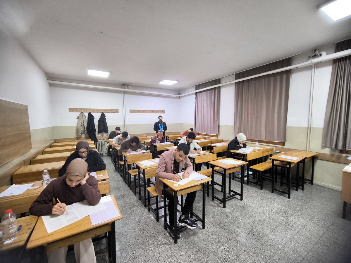 Umre Ödüllü Bilgi Yarışması'nın Bornova Etabı Heyecan Doluydu

<a href="/diyanetbasin/">T.C. Diyanet İşleri Başkanlığı</a> #Umre Ödüllü Bilgi Yarışması'nın Bornova etabı Suphi Koyuncuoğlu Anadolu Lisesi'nde gerçekleştirildi. İl Müftüsü Sinan Kazancı ve Bornova Müftüsü Fethullah Yavuz, yarışmacı öğrencileri ziyaret etti.