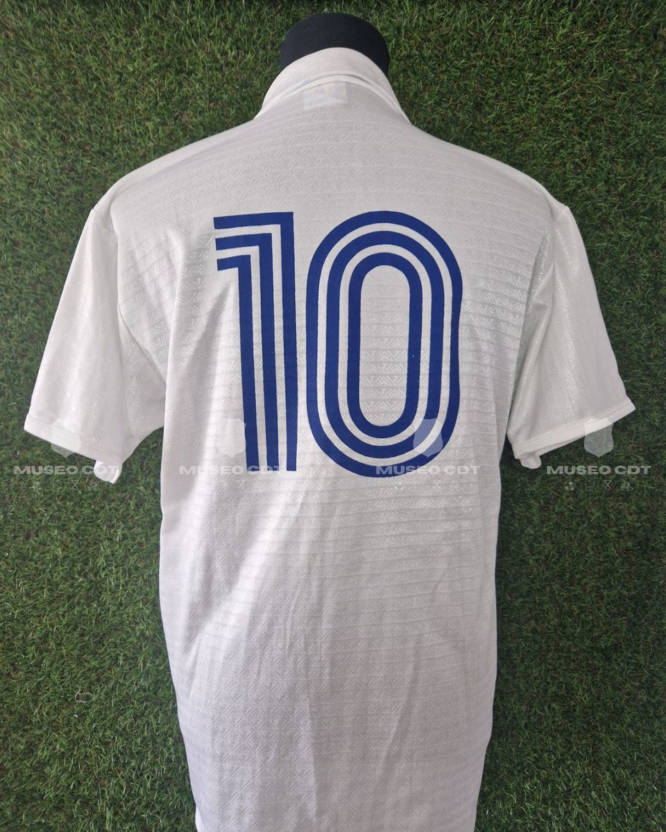 MuseoCDT's tweet photo. Camiseta Joma de la temporada 1989/90, pudo haber sido utilizada por figuras como Guina, Felipe Miñambres, Quique Medina, Luis Delgado y otros jugadores que marcaron aquella temporada. Un testimonio de la pasión y la identidad de una época inolvidable en la historia del club. https://t.co/xQ0JbK0GeY