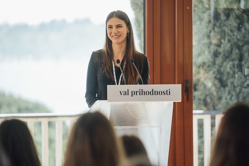 Val prihodnosti (!) naj prevzame in navdihne Slovenijo. V teh zahtevnih časih Slovenija nedvomno potrebuje mlade s svežimi idejami in vizijo. Čestitke novemu predsedniku MSi <a href="/DavidTomazin/">David Tomažin</a> in <a href="/kbb283/">KatjaBB</a> za vodenje podmladka zadnjih šest let. MSi je danes in bo jutri.