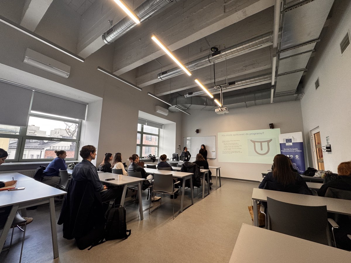 EUinPL's tweet photo. W tym tygodniu wzięliśmy udział w targach pracy na @SWPSUniversity. Opowiedzieliśmy studentom o procesie rekrutacji na staż płatny w instytucjach UE, tzw. Bluebook oraz możliwościach praktyk miesięcznych w Przedstawicielstwie @EU_Commission Polsce. 🇪🇺
#UE #staż #SWPS https://t.co/DSdBa6z8P5