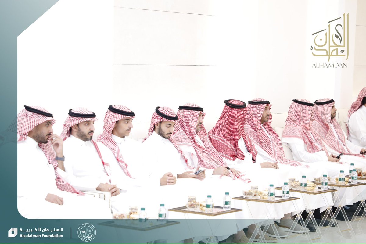 AlsulaimanFDN's tweet photo. المحطة الثانية في لقاء #عائلة_الحمدان 
بدأت بتناول وجبة الغدا بضيافة الوجيه نزار الحركان للعائلة في ديوانيته العامرة ، بحضور وجهاء عنيزة وأعيان العائلة في اجواء مليئة بالمودة و البهجة 

#السليمان_الخيرية https://t.co/toc2XqG3i1