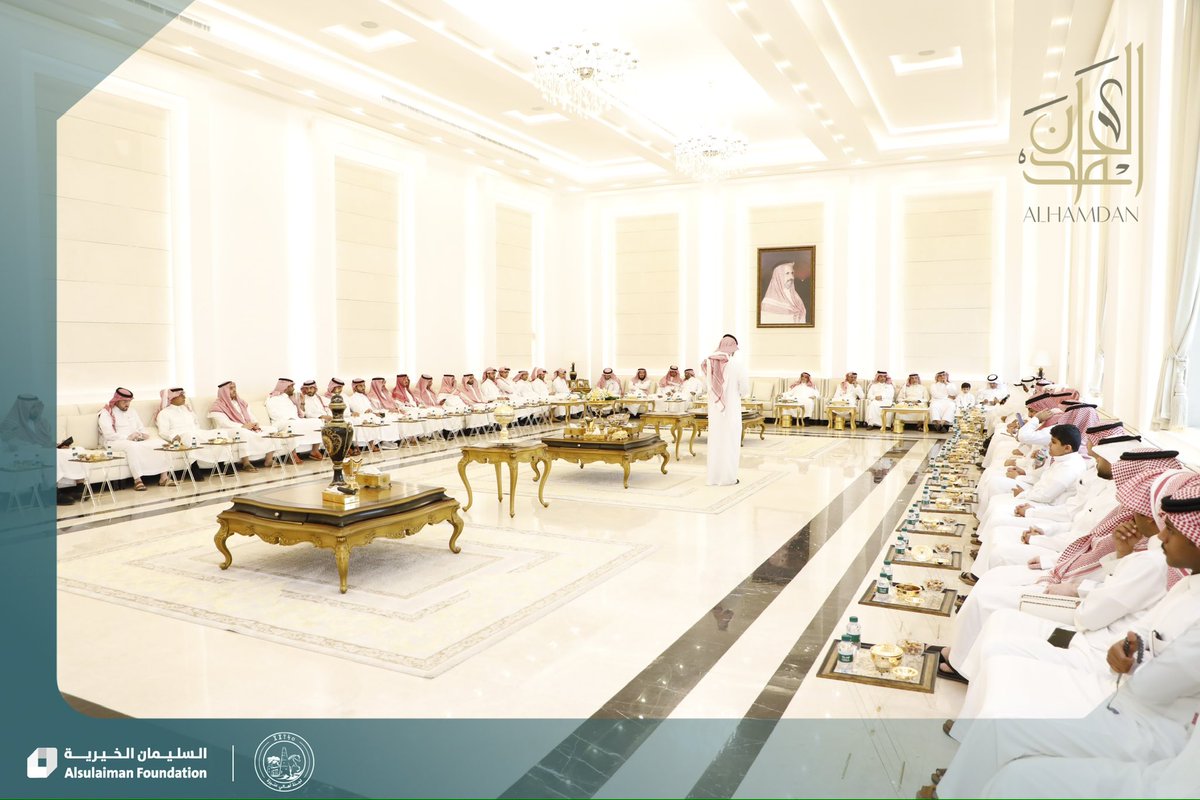 AlsulaimanFDN's tweet photo. المحطة الثانية في لقاء #عائلة_الحمدان 
بدأت بتناول وجبة الغدا بضيافة الوجيه نزار الحركان للعائلة في ديوانيته العامرة ، بحضور وجهاء عنيزة وأعيان العائلة في اجواء مليئة بالمودة و البهجة 

#السليمان_الخيرية https://t.co/toc2XqG3i1