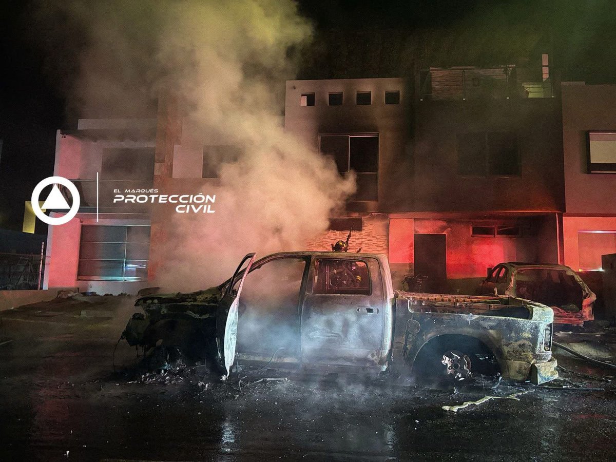 🔥🚗🏚 Arden tres vehículos y fachada de casa en El Mirador 📍
noticiasdequeretaro.com.mx/2025/04/12/ard…

#NOTICIASDEQUERETARO