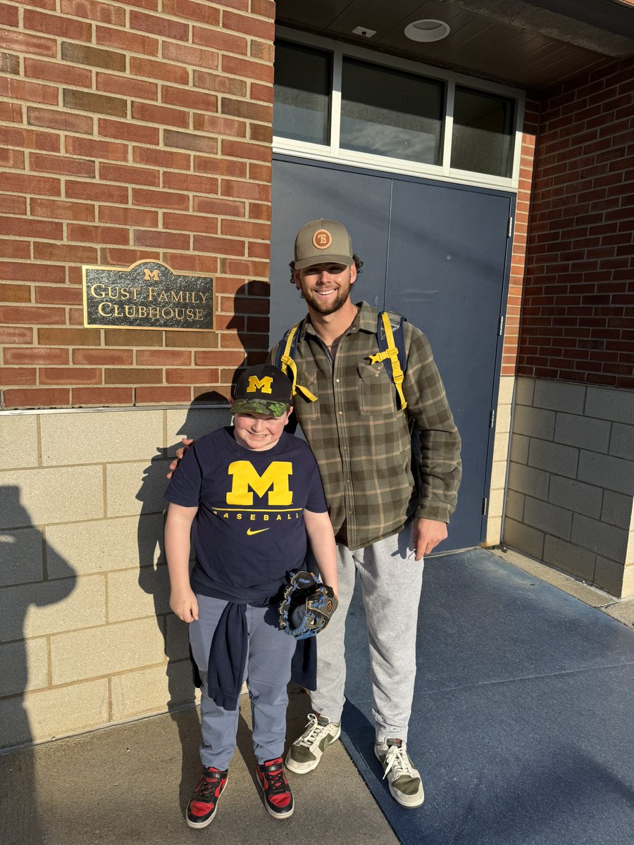 BrockGrayD's tweet photo. What a great day Friday getting to watch the Wolverines win! Thanks Uncle @TracyJSmith13 I got see my heroes! Always the best time ever with @1Mvvoit  and #Will! #GoBlue https://t.co/Mu5aOOPqsI