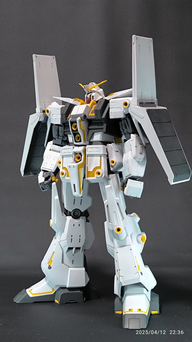 Honda2TT's tweet photo. サイコガンダムMk2、バインダーも含めこれで完成とします。
プラモオリジナルギミックですが、両肩にバインダー付けるのは顔付きと相まってエルガイムMk2っぽさが出てコレはコレで似合うのではないかと。

で普通なガンダム？と並べるとやはり大きいなぁ、と。
#ガンプラ
#AOZ https://t.co/qcEaVwfosI