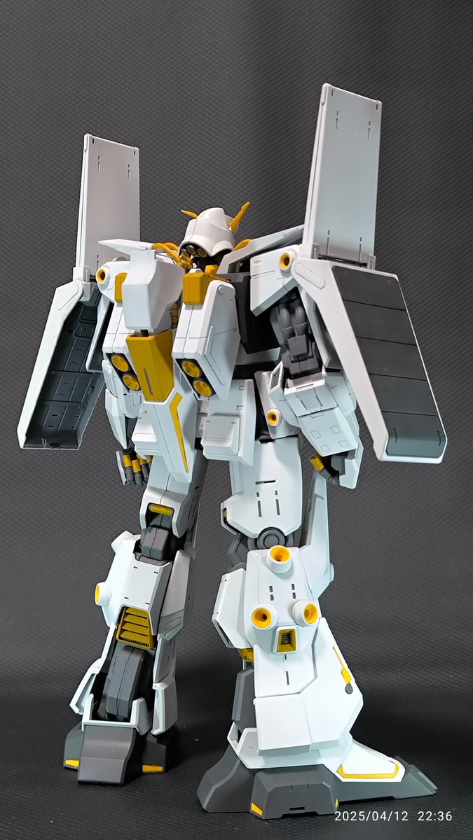 Honda2TT's tweet photo. サイコガンダムMk2、バインダーも含めこれで完成とします。
プラモオリジナルギミックですが、両肩にバインダー付けるのは顔付きと相まってエルガイムMk2っぽさが出てコレはコレで似合うのではないかと。

で普通なガンダム？と並べるとやはり大きいなぁ、と。
#ガンプラ
#AOZ https://t.co/qcEaVwfosI