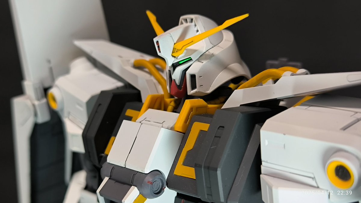 Honda2TT's tweet photo. サイコガンダムMk2、バインダーも含めこれで完成とします。
プラモオリジナルギミックですが、両肩にバインダー付けるのは顔付きと相まってエルガイムMk2っぽさが出てコレはコレで似合うのではないかと。

で普通なガンダム？と並べるとやはり大きいなぁ、と。
#ガンプラ
#AOZ https://t.co/qcEaVwfosI