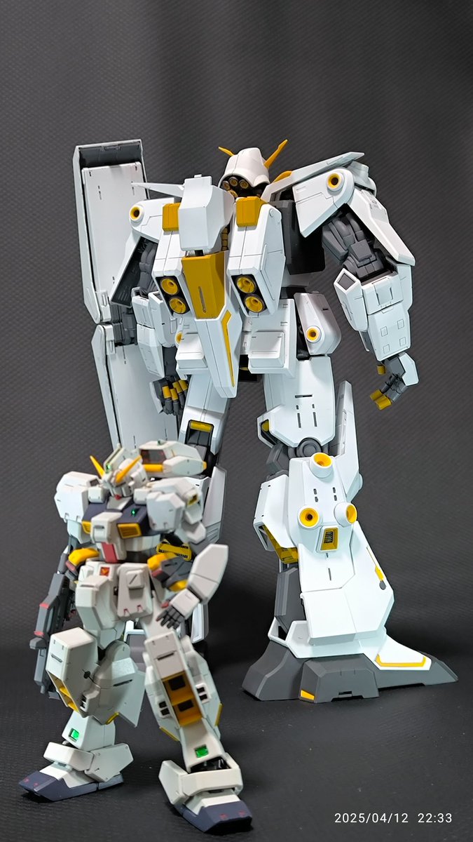 Honda2TT's tweet photo. サイコガンダムMk2、バインダーも含めこれで完成とします。
プラモオリジナルギミックですが、両肩にバインダー付けるのは顔付きと相まってエルガイムMk2っぽさが出てコレはコレで似合うのではないかと。

で普通なガンダム？と並べるとやはり大きいなぁ、と。
#ガンプラ
#AOZ https://t.co/qcEaVwfosI