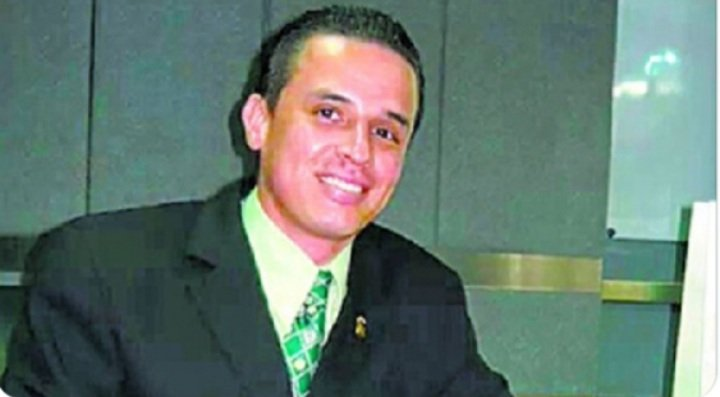 * Bueno Don Mulino, ahora le toca a usted.
No me diga que también hará lo mismo, como los últimos dos antecesores.
Amárrese los 'vos-Hue' y mande a buscar a este tipo para que sea enjuiciado!
Tenemos que hacer valer las leyes!
Para esa función, tenemos el INTERPOL