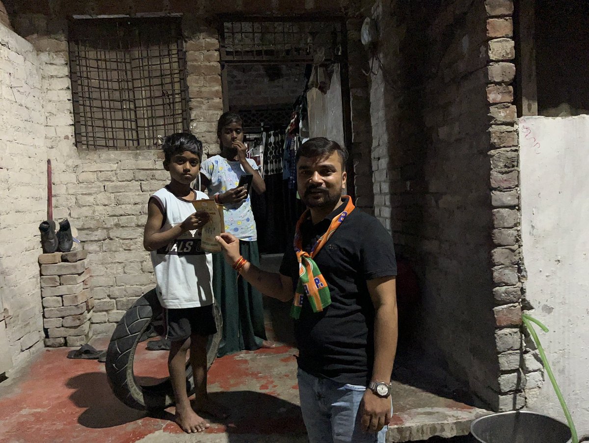 AmanKatra's tweet photo. सेवा, सुरक्षा और सुशासन की नीति के 08 वर्ष पूर्ण होने के उपलक्ष्य में विशविद्यालय मंडल के स्थानीय लोगों से घर - घर जनसंपर्क कर भाजपा सरकार की लोक कल्याणकारी योजनाओं एवं विभिन्न उपलब्धियों से अवगत कराया..

अमन केसरवानी 
(अमन कटरा)
अध्यक्ष विशविद्यालय मंडल
भाजयुमो महानगर प्रयागराज https://t.co/CcANJGGlAp