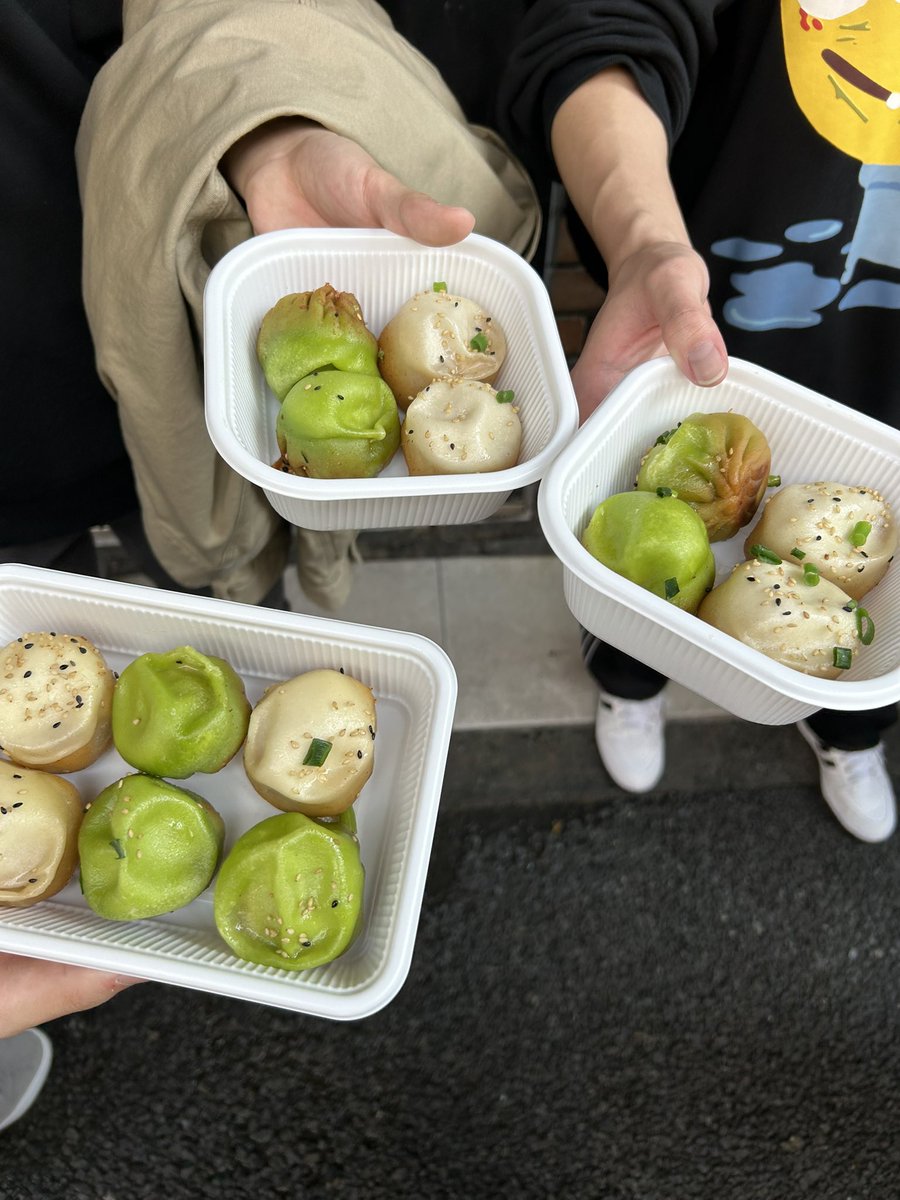lumos_program's tweet image. 今日は中華街食べ歩きでした🇨🇳
小籠包、タピオカ、叉焼メロンパン、角煮まんなどなど！たくさん食べ歩いておなかいっぱいになりました😋
学部学科は様々でしたが、沢山お話できて楽しかったです🎶

明日は鎌倉街歩きです🎶

まだまだ新歓イベントがあるので是非申し込んでみてください🎶