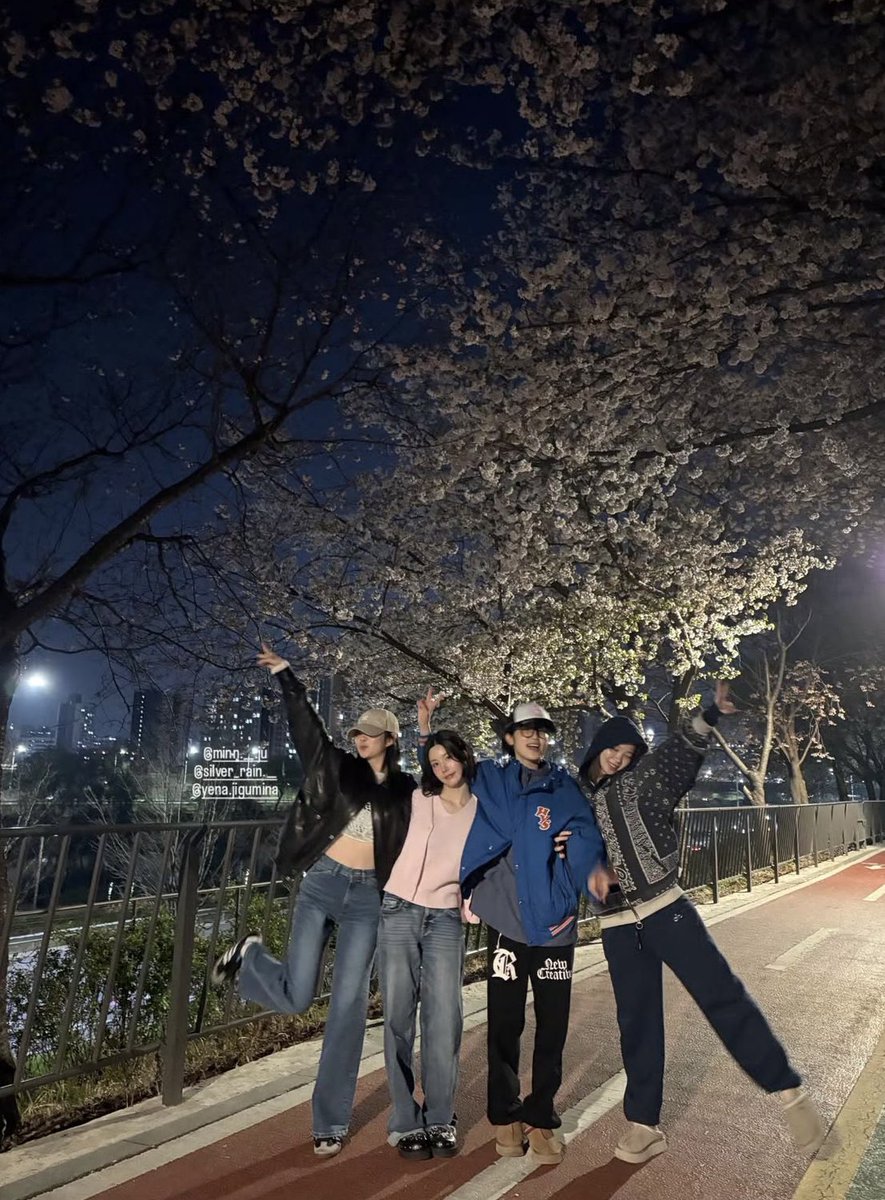 keitadj3's tweet photo. ミンジュ、イェナ、チェウォン＆ウンビがお花見🌸

#IZONE https://t.co/82hEeqA9Tt